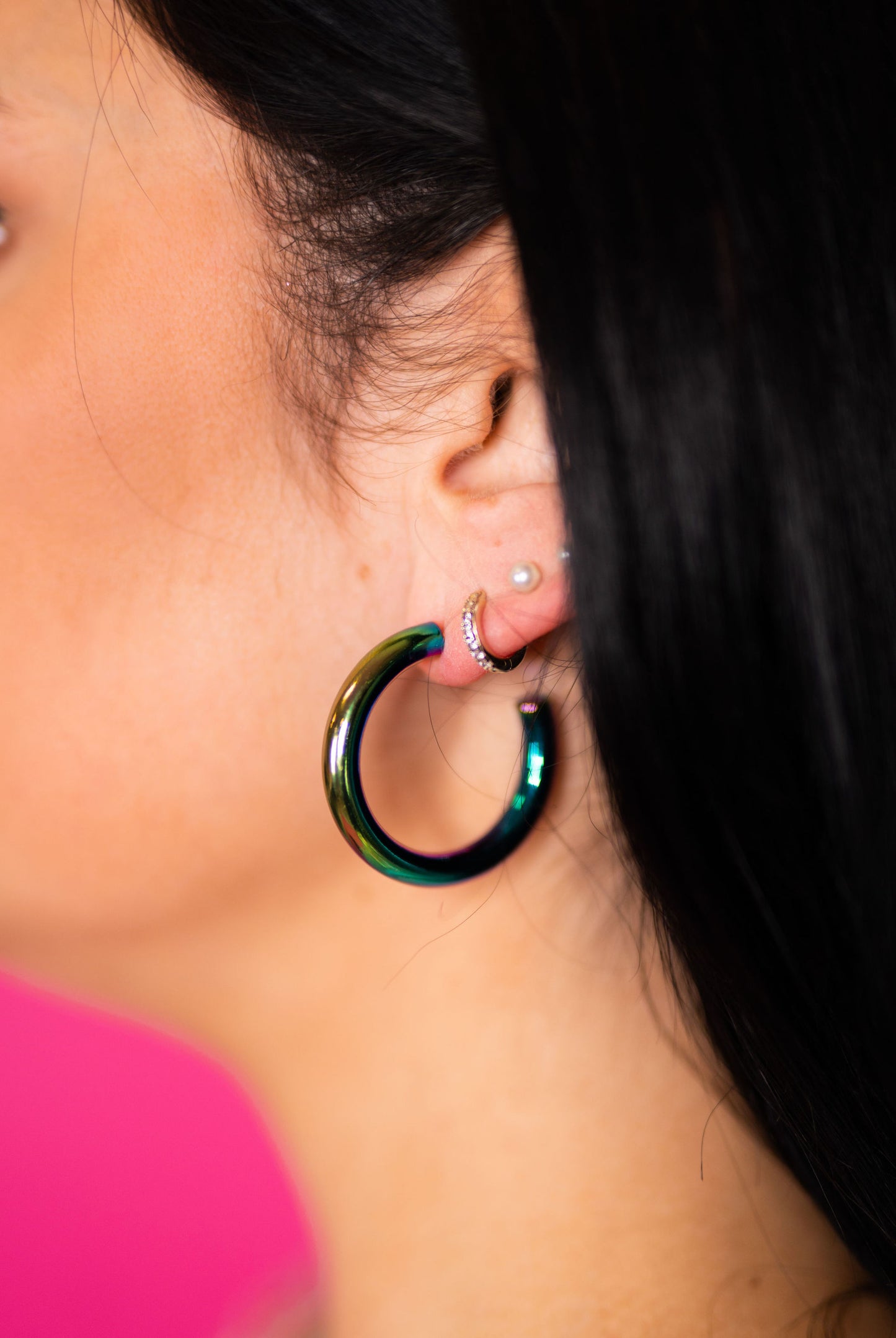 Holographic Metallic Hoops